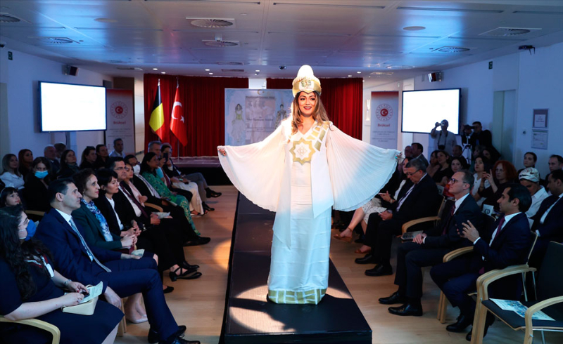 Türkiye ve Belçika Geleneksel Kıyafetler Defilesi