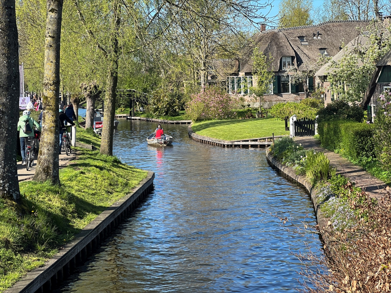 Hollanda'nın araba yolu olmayan köyü: Giethoorn