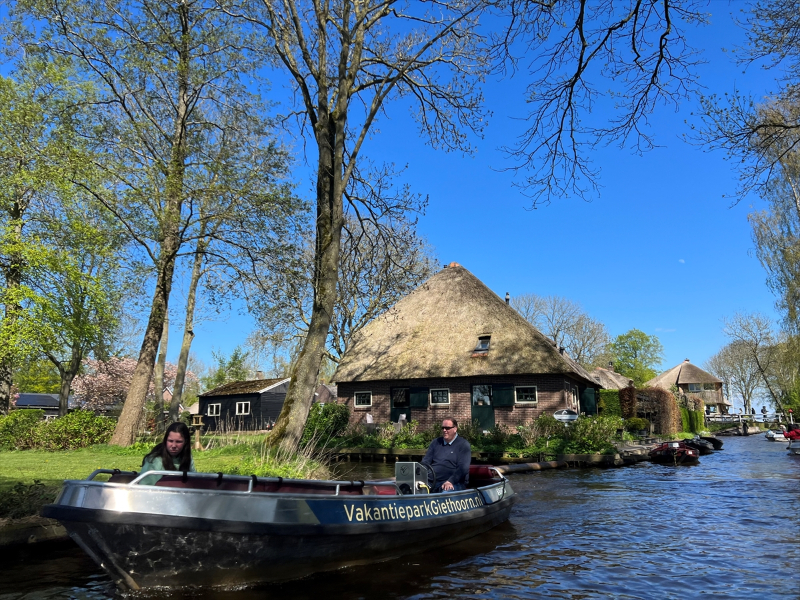 Hollanda'nın araba yolu olmayan köyü: Giethoorn