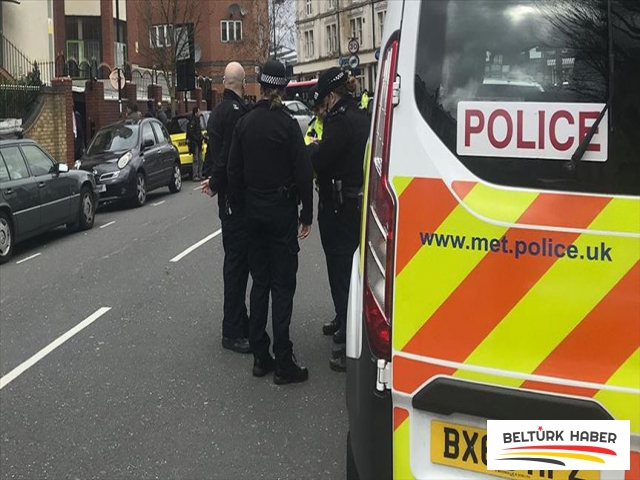 Londra'da camiye giren bir kişi, namaz kılan bir din görevlisini bıçakladı