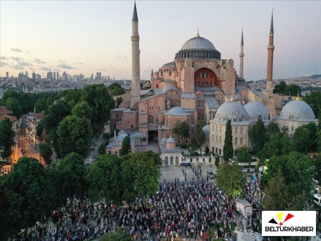 Ayasofya Meydanı'nda akşam namazı kılındı