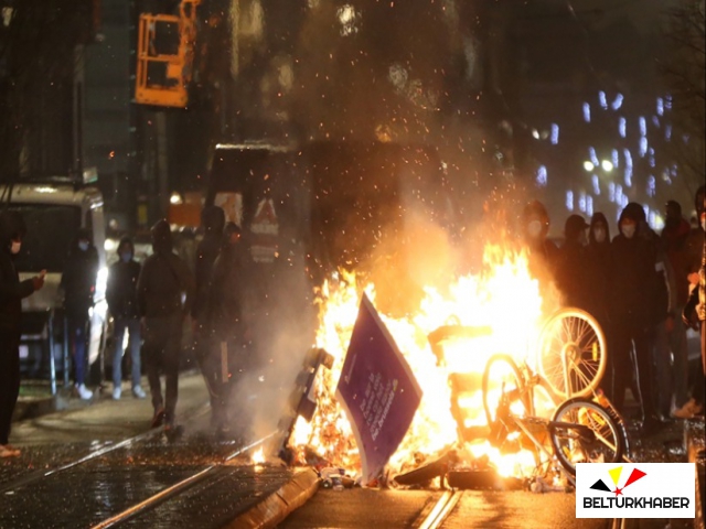 Belçika'daki gösterilerde polis merkezinin girişi ve bir araç ateşe verildi