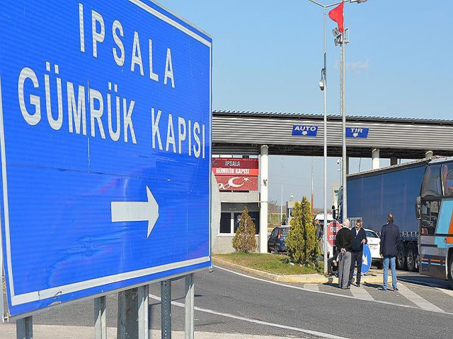 Yunanistan Türkler’e karayolu geçişini kapattı