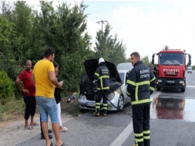 Edirne'de memleketine giden gurbetçinin otomobili tamamen yandı