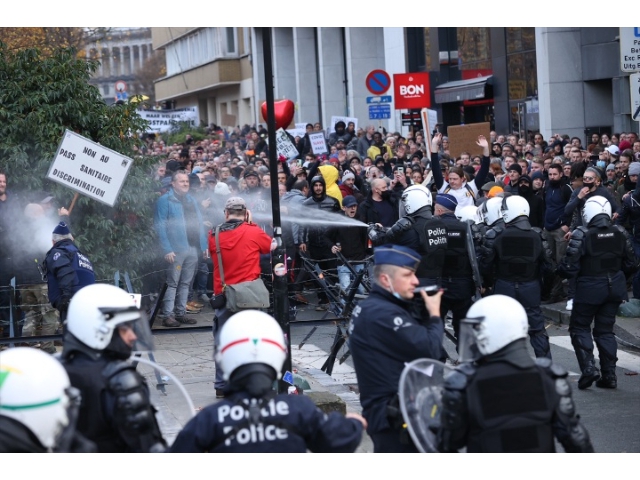 Brüksel'de '"zorunlu aşı"karşıtı protesto yürüyüşü