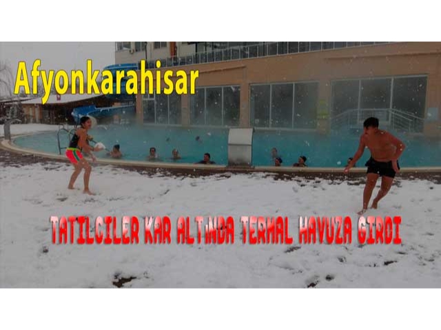 Afyonkarahisar'da tatilciler kar altında termal havuza girdi