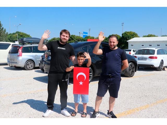 Avrupa'dan gelen gurbetçiler Kapıkule'den Türkiye'ye sevinçle giriyor
