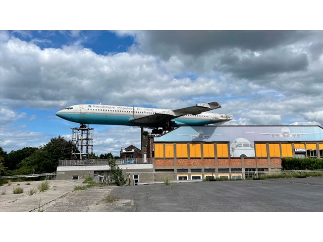 Çatıya yerleştirilen Boeing 707 ilgi çekiyor
