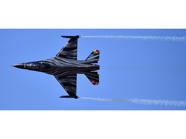 Belçika'da savaş uçağı sivil havalimanına mecburi iniş yaptı