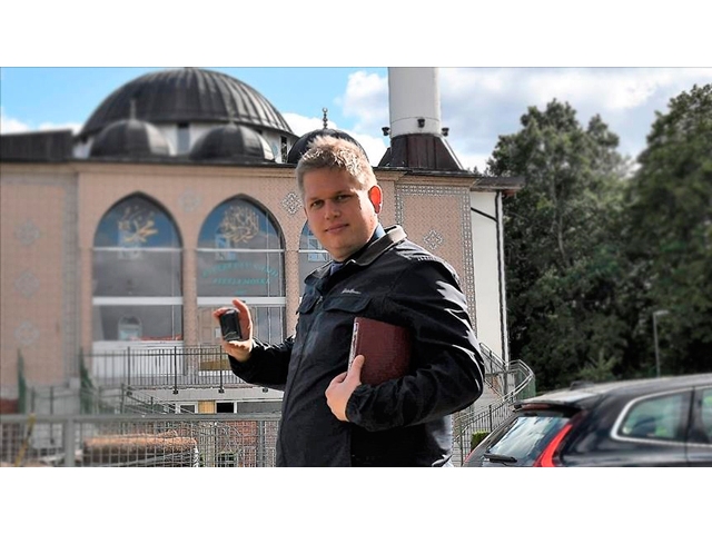 Aşırı sağcı Paludan Türkiye'nin Stockholm Büyükelçiliği önünde Kur'an-ı Kerim yaktı