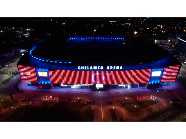 Ghelamco Arena Türk bayrağıyla aydınlatıldı