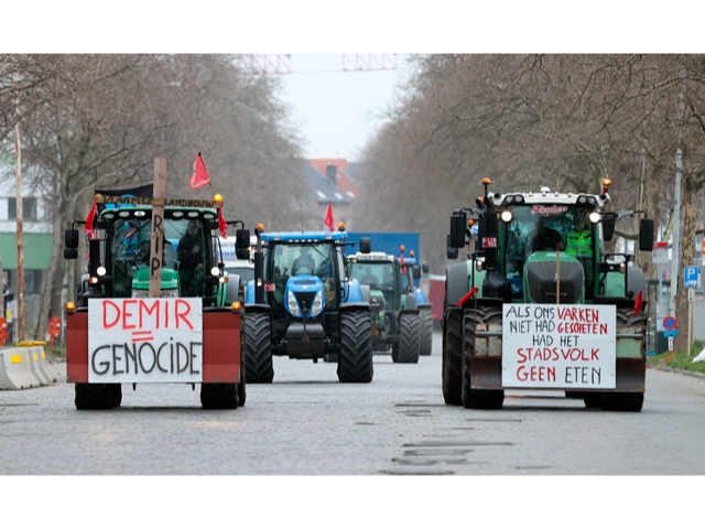 Brüksel'de çiftçiler traktörleriyle protesto düzenledi
