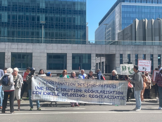 "kağıtsızlar" hükümeti protesto etti