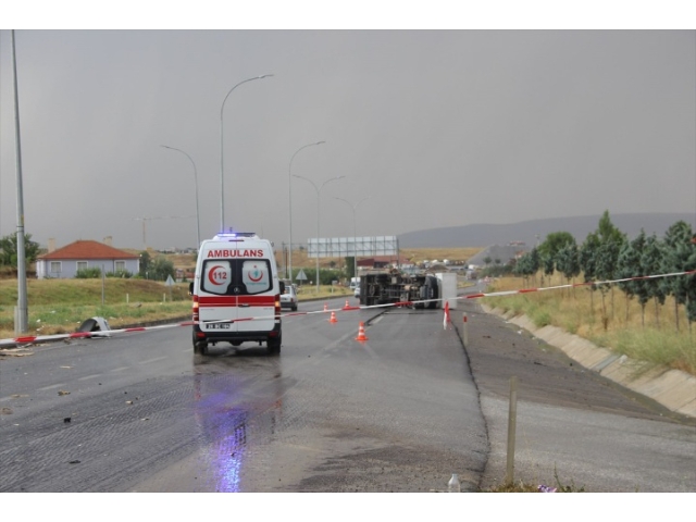 Emirdağ'da minibüs ile kamyon çarpıştı, 33 kişi yaralandı
