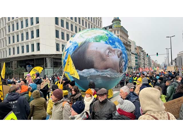 Brüksel'de binlerce kişi "iklim değişikliğiyle mücadele" için yürüdü