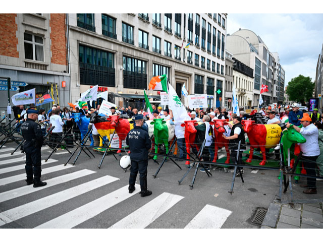 Brüksel'de süt üreticilerinden protesto gösterisi