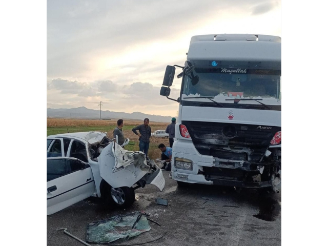 Emirdağ'da Tır otomobili ezdi 3 ölü,1 yaralı