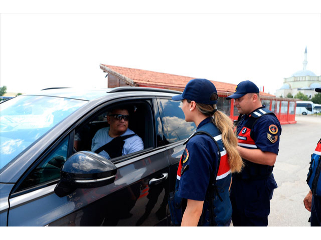 Gurbetçilere güvenli seyir için sınırdan otoyola kadar jandarma destek oluyor