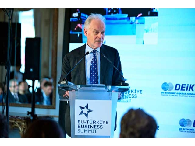 AB Komisyonu: Türkiye, bölgesel istikrara katkı sunan belirleyici bir aktördür