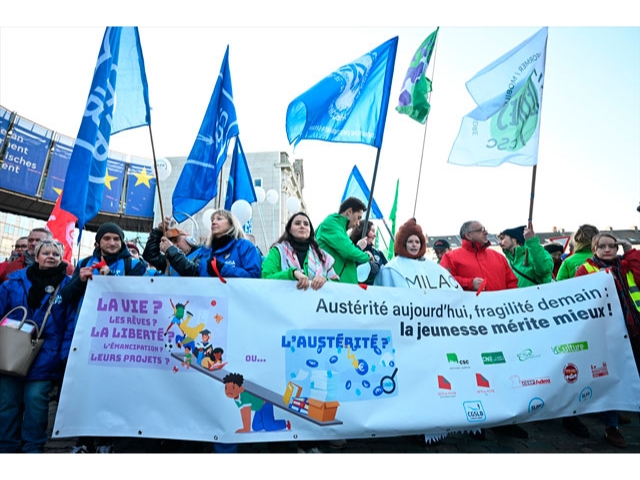 Brüksel'de binlerce kişi hükümetin tasarruf tedbirlerini protesto etti