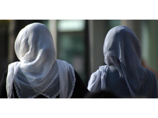 Belçika'nın Gent kentinde öğrenciler başörtüsü yasağına karşı mahkemeye başvurdu