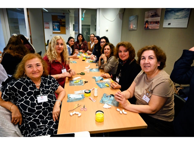 Brüksel Başkonsolosluğunda ipek kozaları kadınların elinde sanat eserine dönüştü