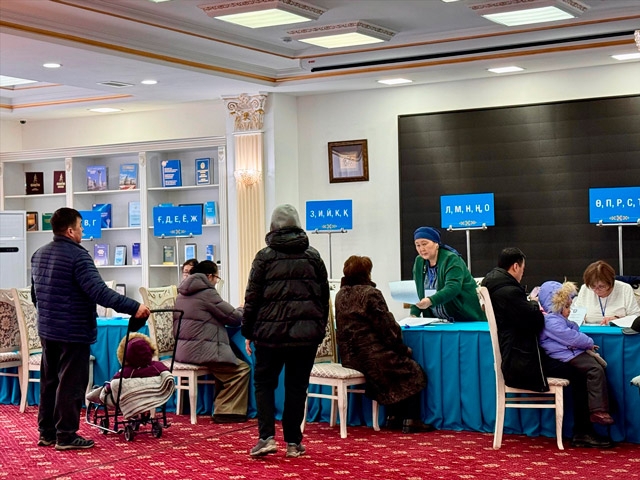 Kazakistan, yeni anayasa için sandık başında