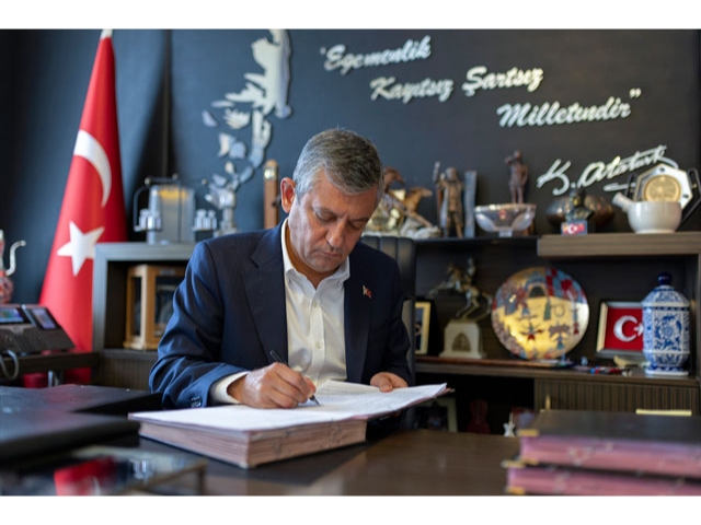Yeni Partinin kuruluş evraklarını imzalayan Özgür Özel, CHP'den istifa etti