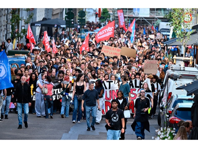 Brüksel'de öğrenciler eğitim ücretlerindeki artışı protesto etti
