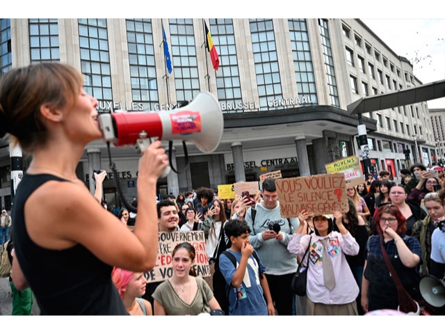 Brüksel'de öğrenciler eğitim reformlarına karşı parlamentoya yürüdü