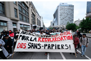 Belçika'da "kağıtsızlar" hükümeti protesto etti