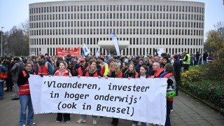 Belçika’da yüzlerce öğrenci bütçe kesintilerini protesto etti