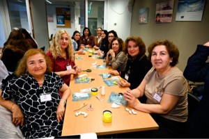 Brüksel Başkonsolosluğunda ipek kozaları kadınların elinde sanat eserine dönüştü