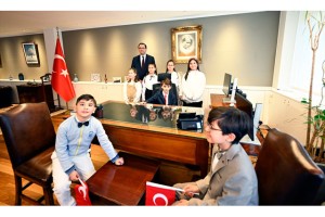Türkiye'nin Brüksel Büyükelçiliğinde ​makamlar çocuklara devredildi